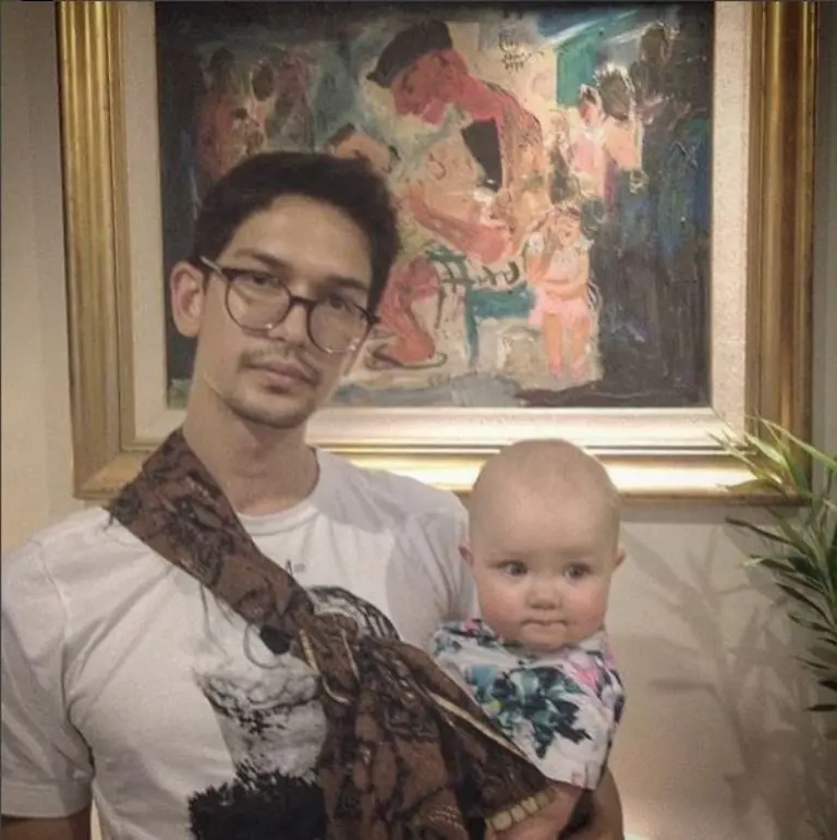 Dimas Beck tak malu gendong bayi pakai kain jarik (Foto: Instagram)