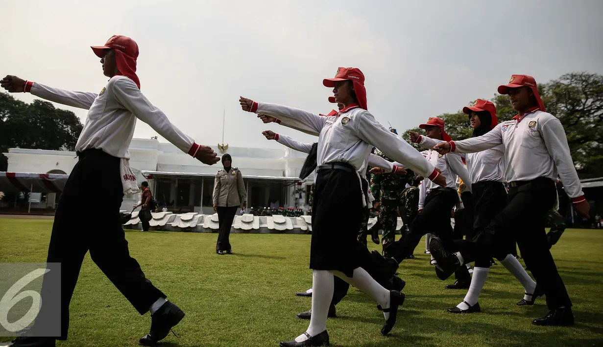 Anggota Paskibraka saat mengikuti latihan pertama di halaman Istana Merdeka, Jakarta, Jumat (12/8). Proses latihan dilakukan untuk memaksimalkan  penampilannya pada upacara 17 Agustus di Istana negara. (Liputan6.com/Faizal Fanani)