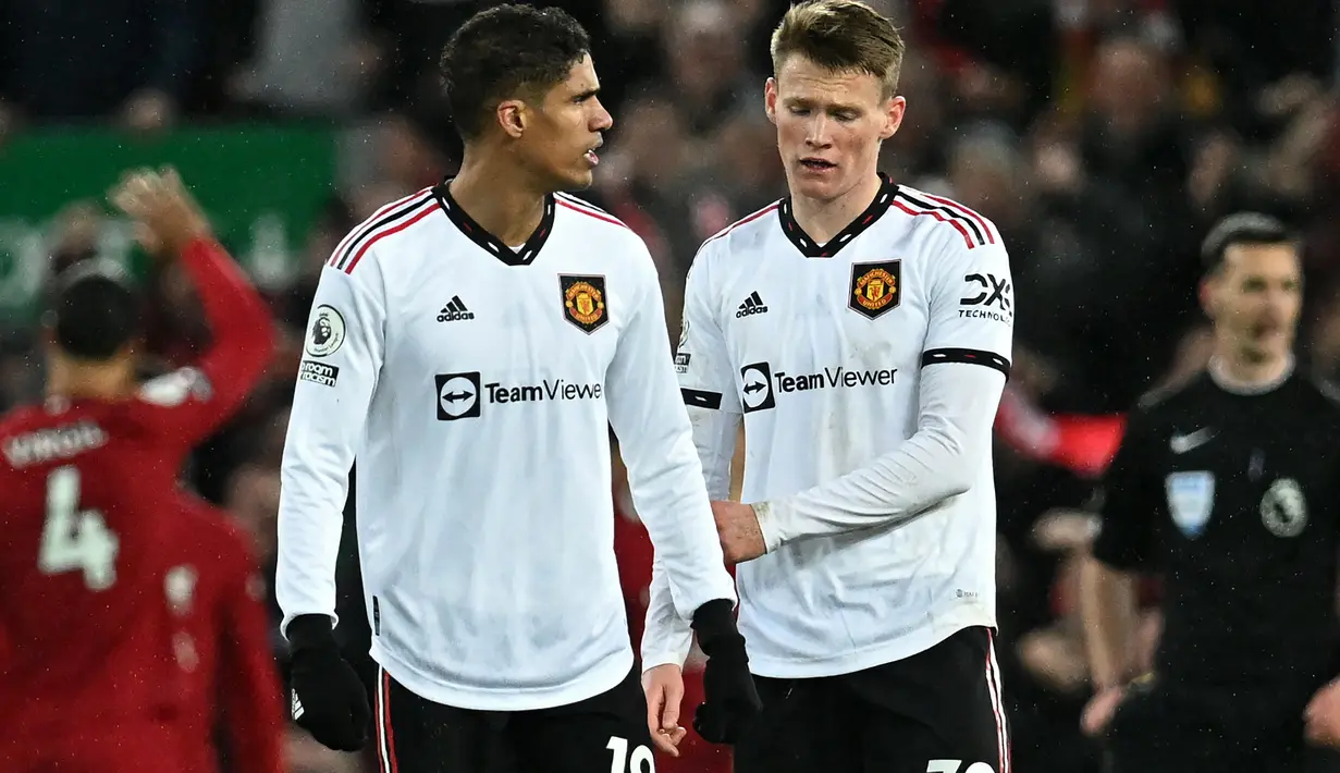 Reaksi bek Manchester United Raphael Varane (kiri) dan gelandang Scott McTominay (kanan) setelah Liverpool mencetak gol keenam selama pertandingan lanjutan Liga Inggris di stadion Anfield, Inggris, Minggu (5/3/2023). Liverpool memenangkan pertandingan melawan Manchester United dengan skor telak 7-0. (AFP Photo/Paul Ellis)