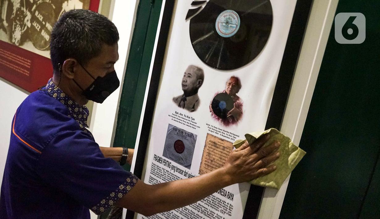 Petugas bersih-bersih di Museum Sumpah Pemuda, Jakarta, Rabu (27/10/2021). Jelang peringatan Hari Sumpah Pemuda pada tanggal 28 Oktober, pengelola Museum Sumpah Pemuda mulai membenahi museum. (Liputan6.com/Faizal Fanani)