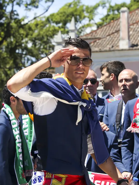 Tentu saja, hal tersebut membuat hati para fans Ronaldo hancur. Cassandre Davis sukses membuat iri kaum wanita didunia ini!. (AFP/Bintang.com)