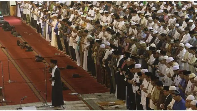  Ribuan warga Jakarta memadati Masjid Istiqlal untuk menunaikan ibadah salat gerhana atau sholat Khusuf, Rabu, (9/3/2016). Shalat Gerhana di masjid terbesar se-Asia Tenggara itu dimulai pukul 07.00 WIB.