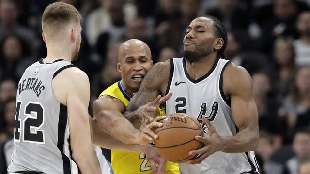 Aksi Kawhi Leonard saat Spurs melawan Nuggets