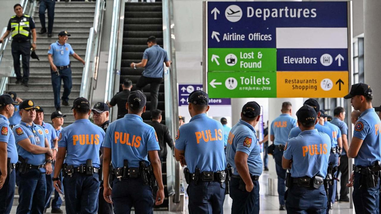FOTO: Suasana Bandara Manila Dijaga Ketat saat Mantan Presiden Filipina Rodrigo Duterte Ditangkap