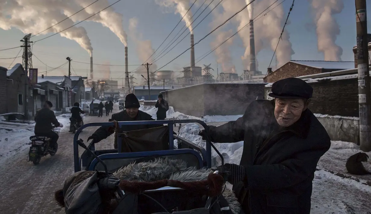 Foto ini menceritakan kehidupan warga Cina di lingkungan pembangkit listrik tenaga batu bara di Shanxi, China (26/11/2015). Foto kategori Daily Life karya Kevin Frayer berjudul 'China Coal Addiction' menjadi pemenang '1st prize singles'. (Reuters via WPP)