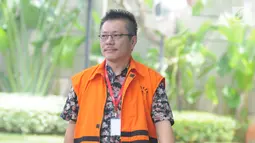 Dirut PT Menara Agung Pusaka Donny Winoto saat tiba di gedung KPK, Jakarta, Kamis (1/3). Kasus tersebut terkait pembangunan Rumah Sakit Umum Daerah Damanhuri, Barabai, Kabupaten Hulu Sungai Tengah, Kalimantan Selatan. (Liputan6.com/Herman Zakharia)