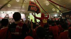 Ratusan penggemar Manchester United mengikuti kegiatan nonton bersama laga antara MU melawan City di Alam Sutera, Tanggerang, Minggu (25/10/2015). (Bola.com/Vitalis Yogi Trisna)