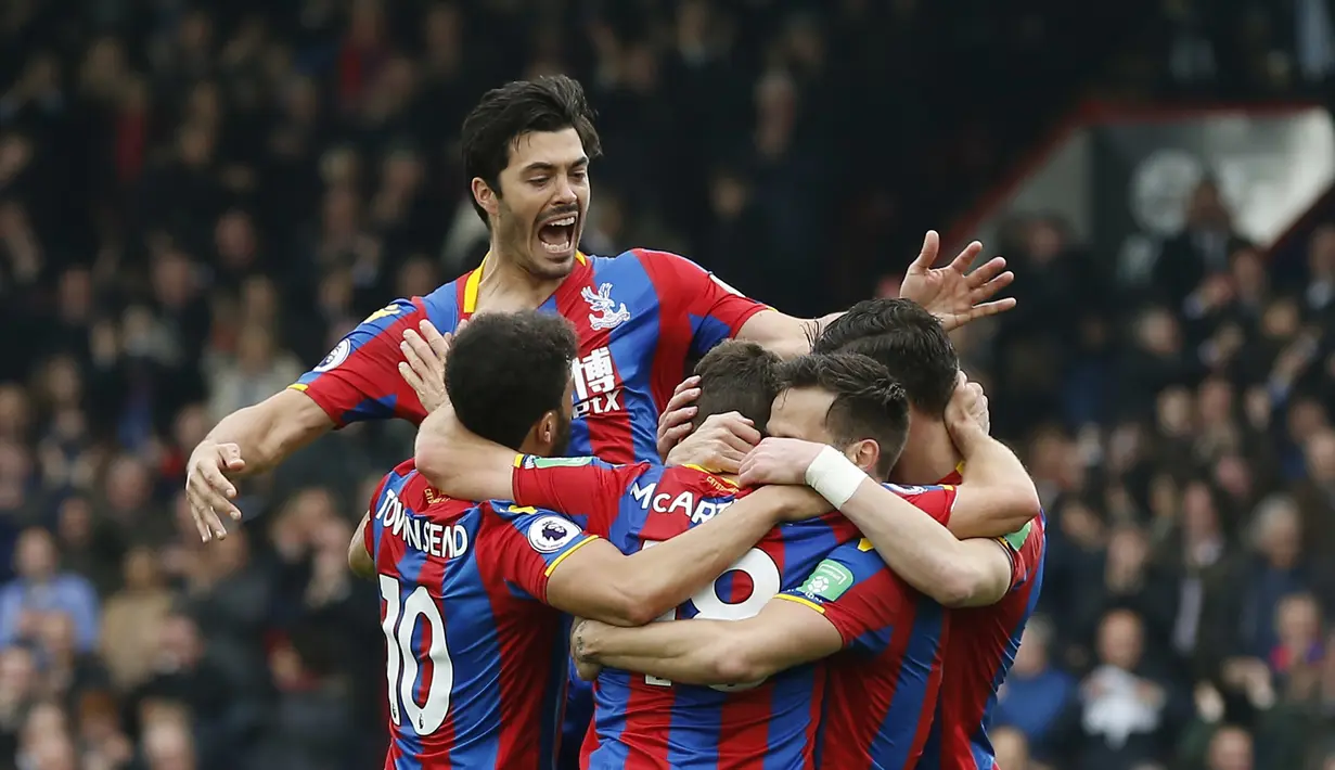 Para pemain Crystal Palace merayakan gol James McArthur saat melawan Leicester City pada lanjutan Premier League di Selhurst Park, London, (28/4/2018). Crystal Palace menang 5-0. (AFP/Ian Kington)