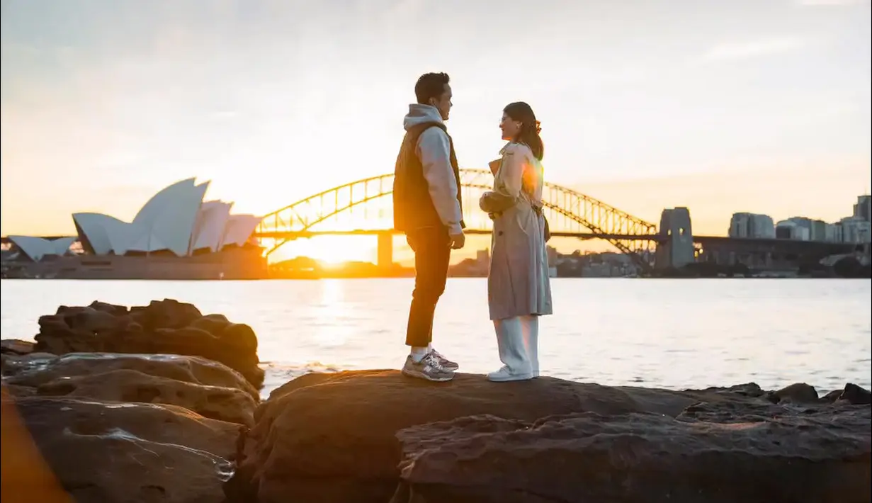 Sebelumnya, diketahui Ginting datang ke Australia untuk menemui sang kekasih. Tidak hanya sekedar menjenguk, momen tersebut juga digunakan untuk melamarnya. [Instagram/sinisukanthony]