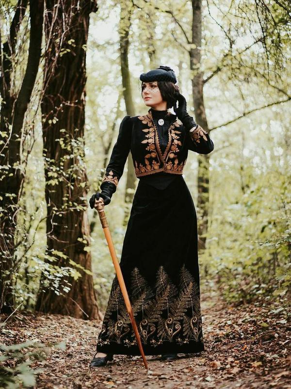 Mila, wanita Ukraina yang berpakaian ala abad ke-19 setiap hari. Sumber: Instagram/your_sunny_flowers