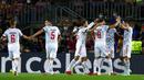Pemain Bayern Munchen Robert Lewandowski merayakan dengan rekan satu timnya usai mencetak gol ke gawang Barcelona pada pertandingan Grup E Liga Champions di Stadion Camp Nou, Barcelona, Spanyol, Selasa (14/9/2021). Bayern Munchen menang 3-0. (AP Photo/Joan Monfort)