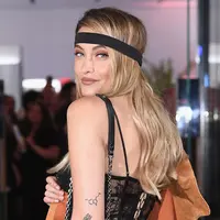 "Dia adalah sepupuku. Dan kenapa ia harus disebut 'pria kulit hitam', siapa yang peduli? Kenapa harus disebut seperti itu? Manusia adalah manusia!" lanjutnya. (instagram/parisjackson)