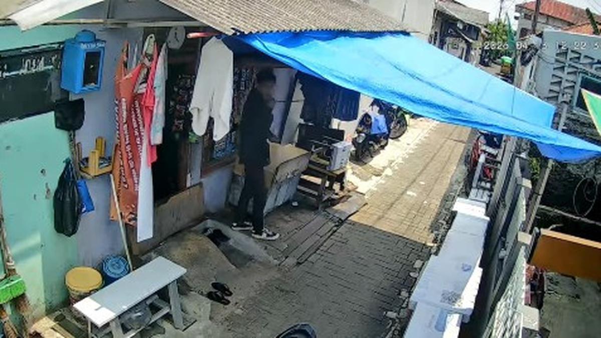 Viral! Maling di Jaksel gasak ponsel korban yang sedang tertidur pulas — cepat, senyap, dan terekam kamera. Peringatan keras untuk selalu waspada di tempat umum. #Viral #Kriminal