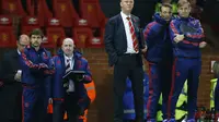 Louis van Gaal kecewa dengan kekalahan Manchester United dari Middlesbrough. (Reuters / Darren Staples)