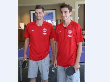 Morgan Schneiderlin dan  Matteo Darmian menghabiskan waktu senggang di sela-sela tur pra musim Manchester United di Amerika Serikat dengan bermain tenis meja. (Manutd.com)