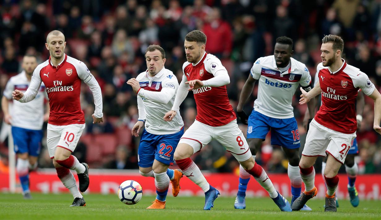 Pemain Arsenal Aaron Ramsey bersiap melakukan tendangan saat melawan Stoke City dalam pertandingan Liga Inggris di Stadion Emirates, London (4/1). Arsenal 3-0 menang atas Stoke City. (AP Photo/Tim Ireland)