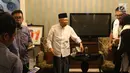 Cawapres 01 Ma'ruf Amin menerima kunjungan penyanyi religi Veryal Eisha Aqila Zulfikar atau Veve Zulfikar di kediamannya, Jakarta, Kamis (17/1). Ma'ruf masih menerima kunjungan berbagai kalangan jelang debat Pilpres 2019. (Liputan6.com/Angga Yuniar)