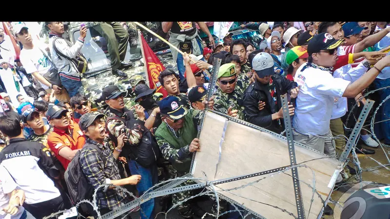 Detik-Detik Massa Prabowo Bentrok Dengan Polisi