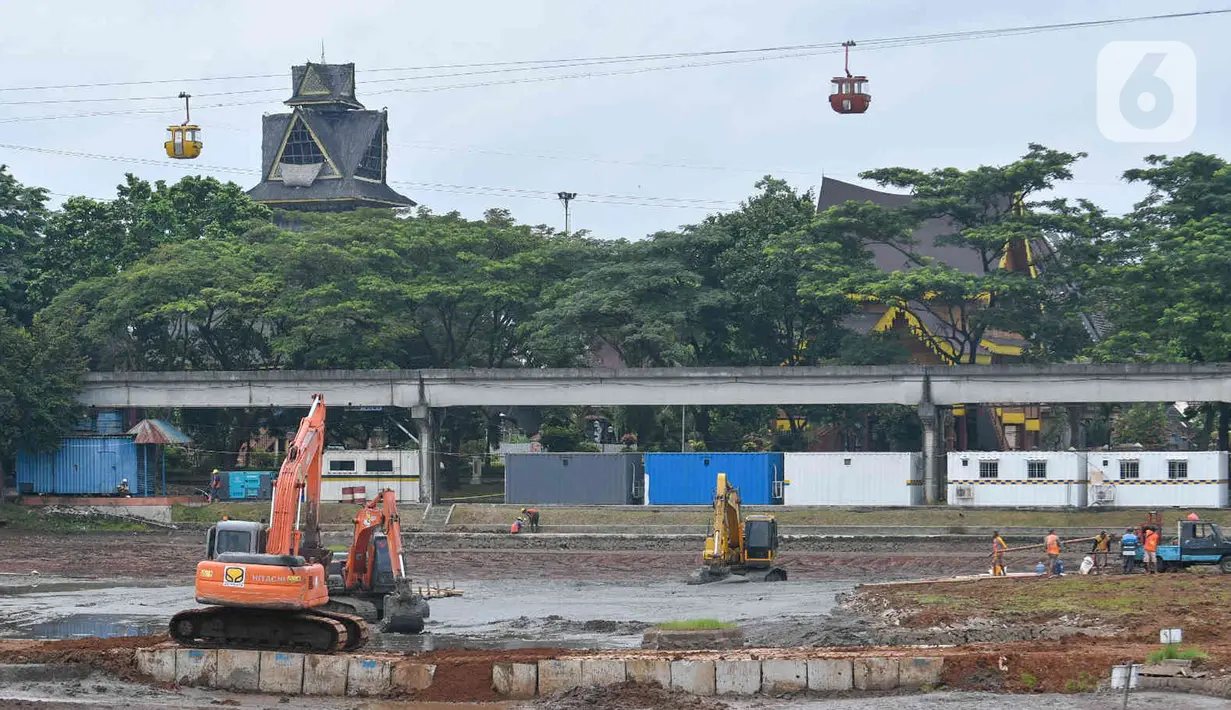 Alat berat terlihat saat pengerjaan renovasi di TMII, Jakarta, Rabu (26/1/2022). Kegiatan renovasi tersebut meliputi penanganan jalan kawasan TMII, penataan area gerbang utama, renovasi joglo (Sasono Utomo, Sasono Langen Budoyo, Sasono Adiguno), dan renovasi museum. (Liputan6.com/Herman Zakharia)