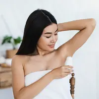 Gunakan Deodoran yang Merawat Ketiak (c) Shutterstock