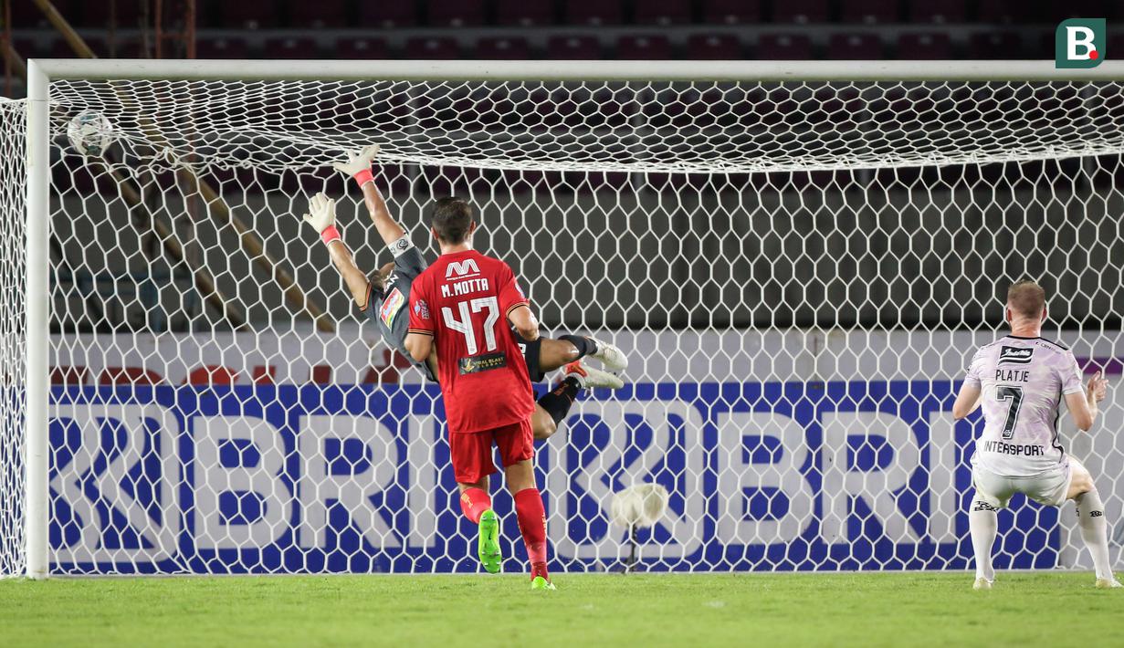 Begitu pula dengan Melvin Platje yang berulang kali mengancam gawang Macan Kemayoran namun masih belum menemui sasaran juga. (Bola.com/Bagaskara Lazuardi)