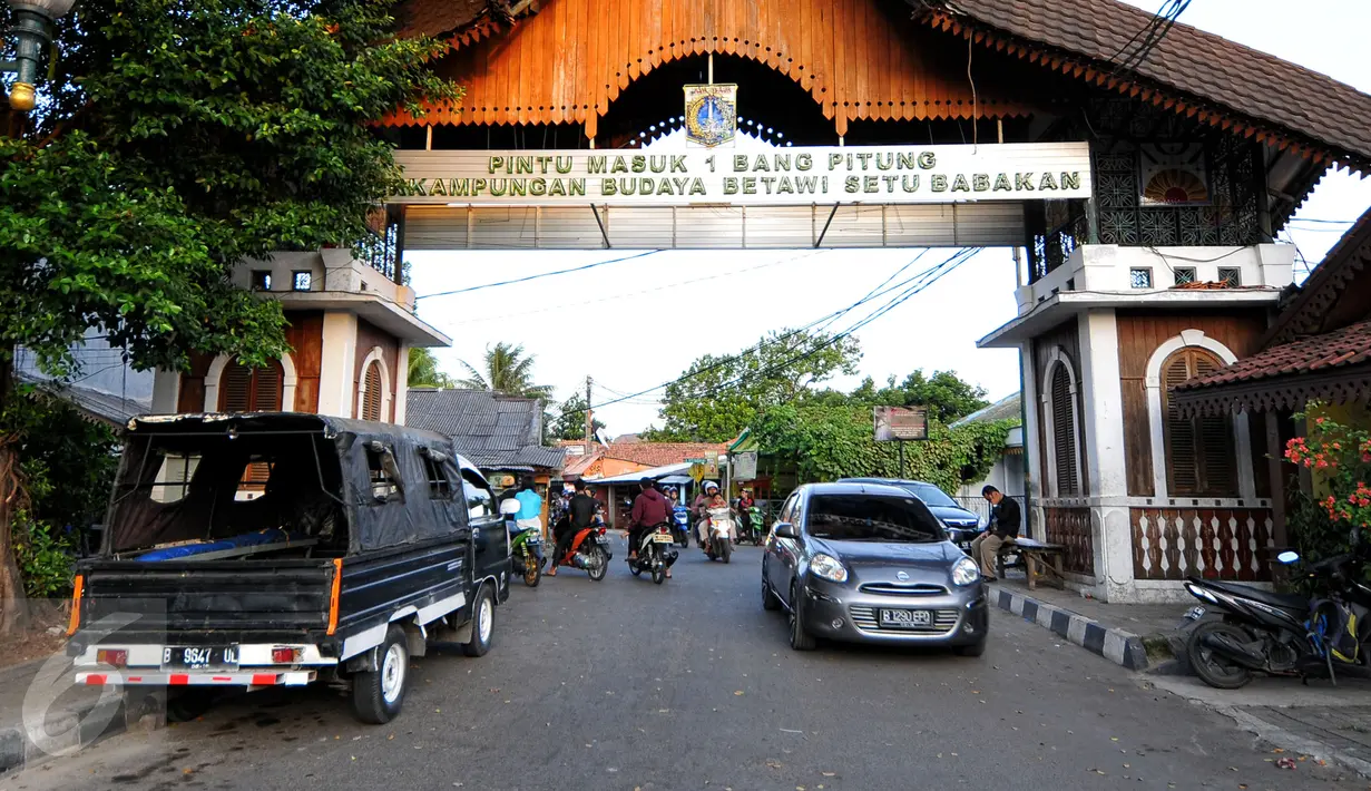 Kampung Budaya Betawi di Srengseng Sawah, Jakarta menjadi alternatif liburan Lebaran bersama keluarga, Sabtu (18/7/2015). Kampung ini menghadirkan beragam pagelaran seni dan aneka permainan yang baik untuk edukasi keluarga. (Liputan6.com/Yoppy Renato)