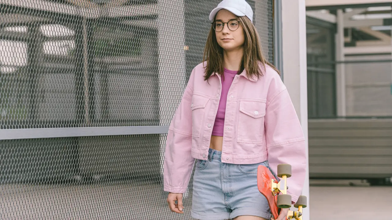 5 Cara Mengakali Outfit Pink Agar Tidak Terlihat Feminin