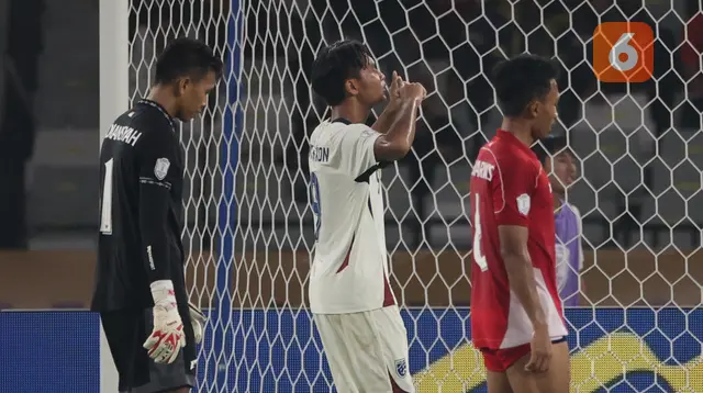 Momen gawang Timnas Indonesia U-23 saat kebobolan lebih dulu oleh Thailand dalam semifinal Piala AFF U-23 2025 yang digelar di Stadion Utama Gelora Bung Karno (SUGBK) Senayan, Jakarta, Jumat (25/7/2025). (Bola.com/Abdul Aziz)