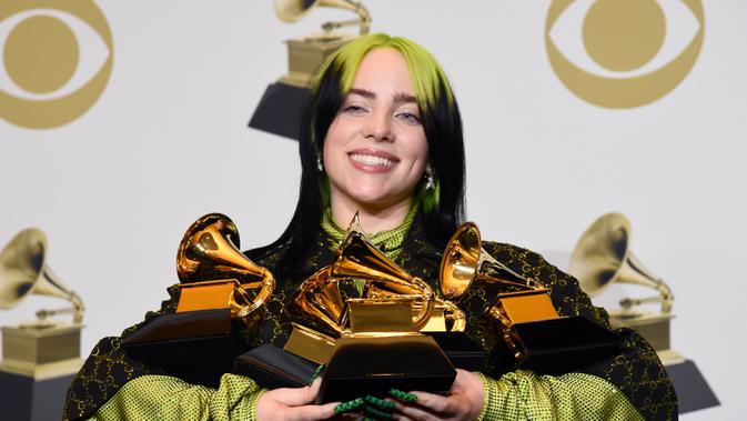 Billie Eilish berpose dengan piala penghargaan Grammy Awards 2020 di Staples Center, Los Angeles, Amerika Serikat, Minggu (26/1/2020). (AP Photo/Chris Pizzello)