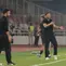 Pelatih Chelsea, Xabi Alonso, berteriak memberikan arahan kepada anak asuhnya saat menghadapi AC Milan dalam laga Indonesia Super Cup 2026 di Stadion Utama Gelora Bung Karno (SUGBK), Jakarta, Sabtu (8/8/2026). (KLY/Budy Santoso)