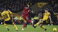 Pemain Liverpool Cody Gakpo, tengah, melakukan tembakan tepat sasaran selama pertandingan ulangan putaran ketiga Piala FA Inggris antara Wolverhampton Wanderers dan Liverpool di stadion Molineux di Wolverhampton, Inggris, Selasa 17 Januari 2023. (AP Photo/Rui Vieira)