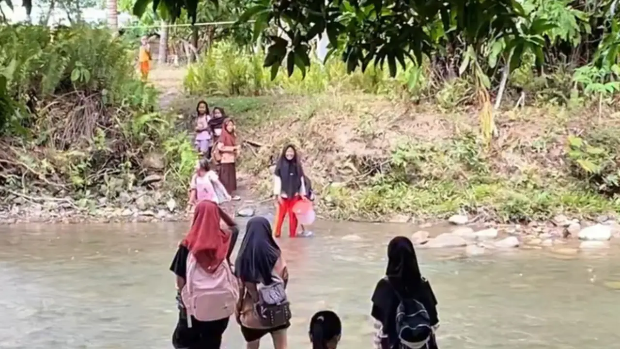 Sempat Viral Pelajar SD Terpencil di Sulteng Berenang ke Sekolah, Kini Jembatan Dibangun