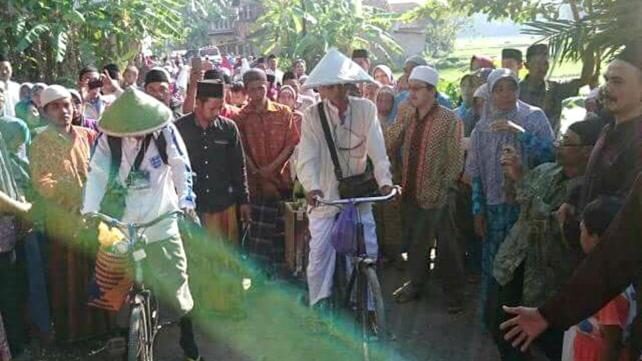 Keluarga dan tetangga melepas keberangkatan dua pria Kebumen yang naik haji bersepeda ontel. (Foto: Liputan6.com/Facebook/Muhamad Ridlo)