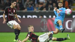 Pemain Napoli Lorenzo Insigne (kanan) mencetak gol ke dua dalam lanjutan Liga Seri A di San Siro Stadium, Milan, Senin (05/10/2015). Milah kalah 0-4 dari Napoli.  (EPA/Daniel Dal Zennaro)