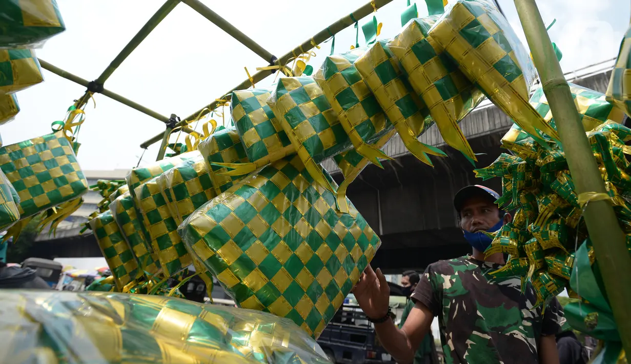Pedagang menyiapkan barang dagangan anyaman ketupat hias di Pasar Asemka, Jakarta, Kamis (21/4/2021). Ketupat hias ramadhan untuk hiasan parcel, dekorasi kantor dan lainnya di jual tergantung ukuran dengan harga kisaran dari Rp 1.500-75.000 ribu. (merdeka.com/Imam Buhori)