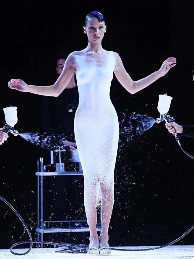 6 Potret Gaya Fenomenal Bella Hadid di Paris Fashion Week SS23, Gaun Semprot hingga Busana ala Kartun