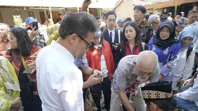 Menkes Budi Gunadi Sadikin bersama Sasakawa Foundation saat meninjau dusun warga penyintas kusta di Sampang, Madura. (Dok Kemenkes RI)