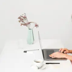 Wanita dengan financial independence yang baik dapat merasakan kebebasan dalam mengelola keuangan mereka (Foto: Unsplash.com/Icons8 Team)