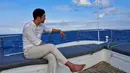 <p>Choi Siwon mengenakan kemeja putih yang dipadankan dengan celana panjang berwarna senada. (Foto: Instagram/ siwonchoi)</p>