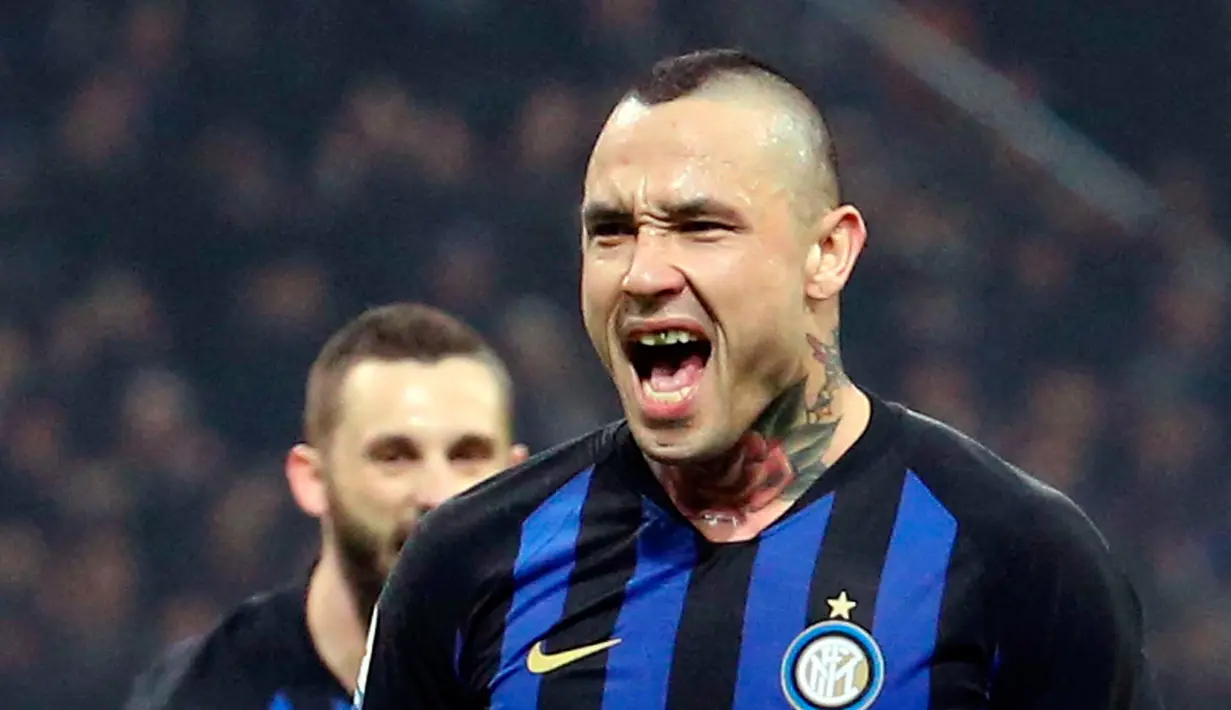 Selebrasi gelandang Inter Milan Radja Nainggolan usai mencetak gol ke gawang Sampdoria pada Serie A di Stadion San Siro, Milan, Minggu (17/2). Inter Milan menang 2-1. (Matteo Bazzi/ANSA via AP)