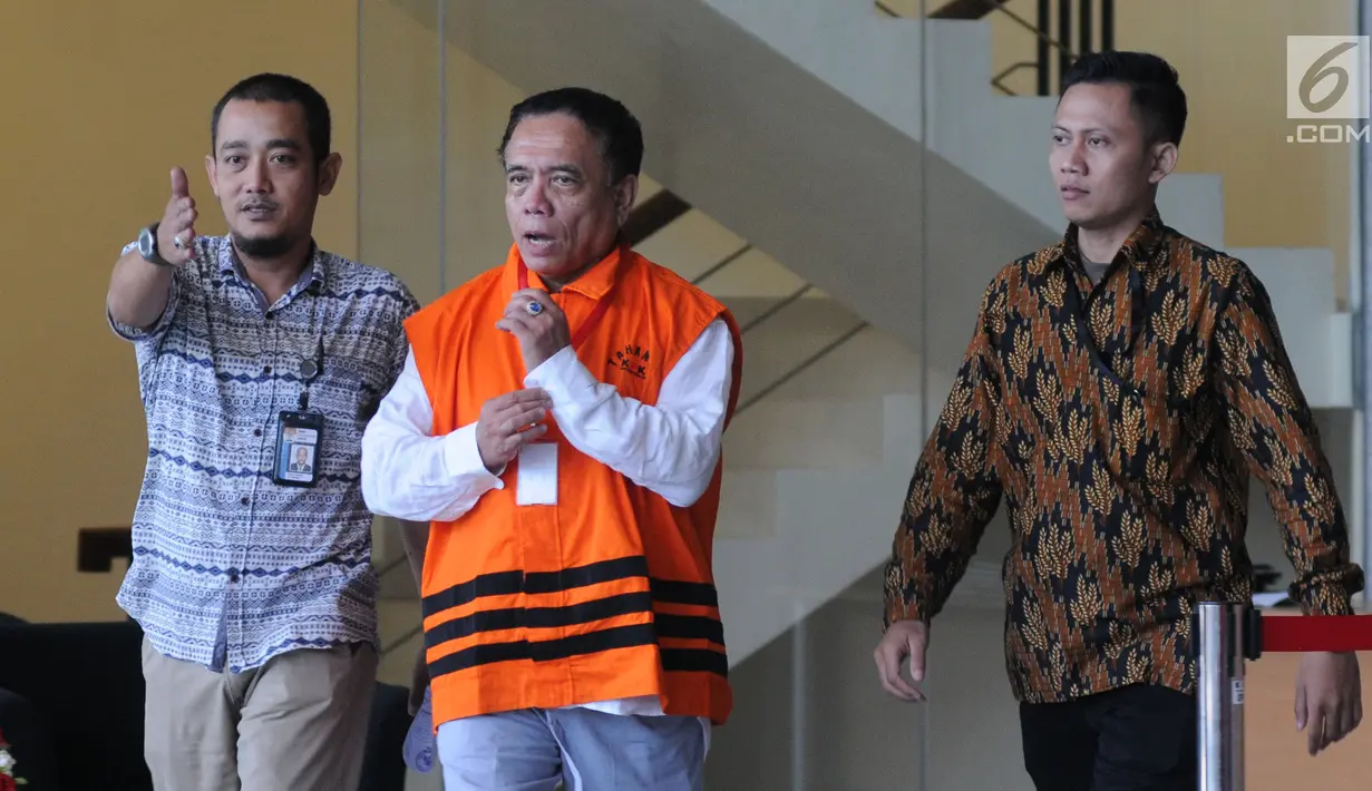 Gubernur Aceh Irwandi Yusuf (tengah) usai menjalani pemeriksaan di Gedung KPK, Jakarta, Jumat (6/7). Mendagri Tjahjo Kumolo telah mendapatkan surat dari KPK untuk status Irwandi Yusuf dan Bupati Bener Meriah Ahmadi. (Merdeka.com/Dwi Narwoko)