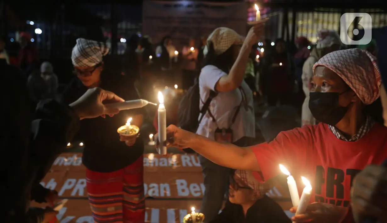 Massa menggelar aksi dengan membawa lilin dan doa bersama lintas agama di depan Gedung DPR, Jakarta, Kamis (16/3/2023). Dalam aksinya, mereka menuntut agar pimpinan DPR menetapkan RUU PPRT sebagai RUU INISIATIF DPR di Rapat Paripurna pada Selasa, 21 Maret 2023 mendatang. (Liputan6.com/Johan Tallo)