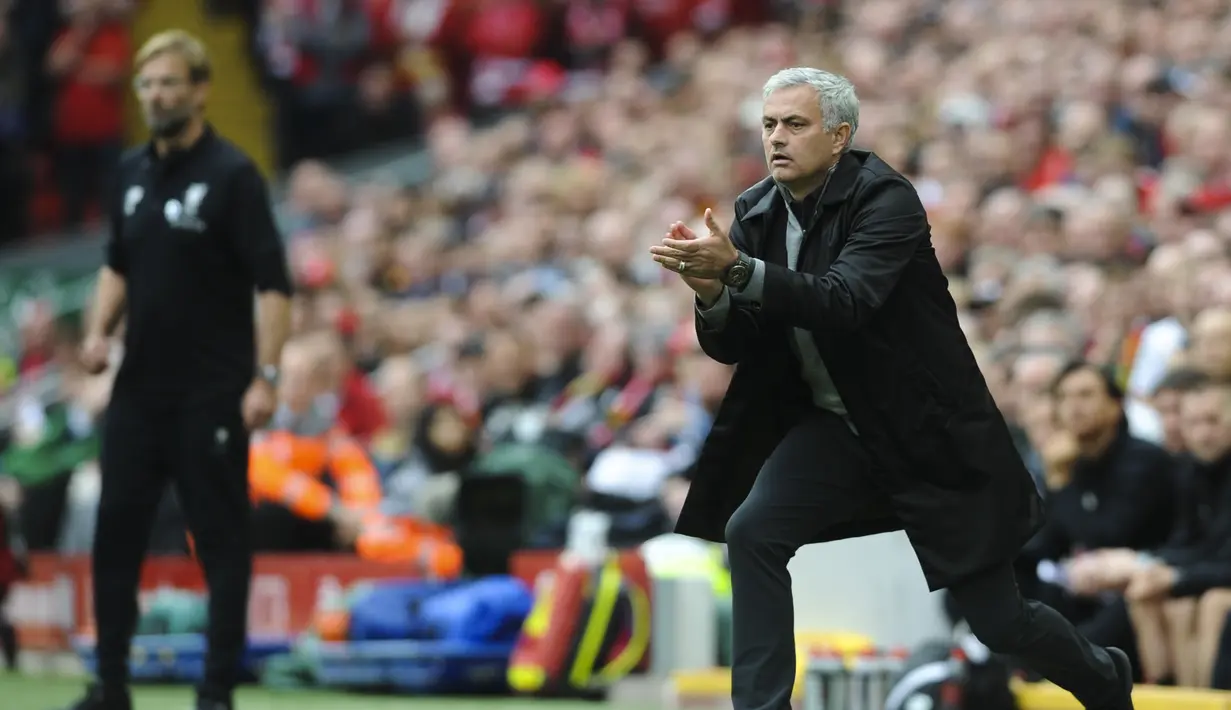 Manajer Manchester United (MU) Jose Mourinho memberikan instruksi saat laga kontra Liverpool dalam lanjutan Liga Premier Inggris di Stadion Anfield, Sabtu (14/10/2017). Laga berakhir 0-0. (AP Photo/Rui Vieira)