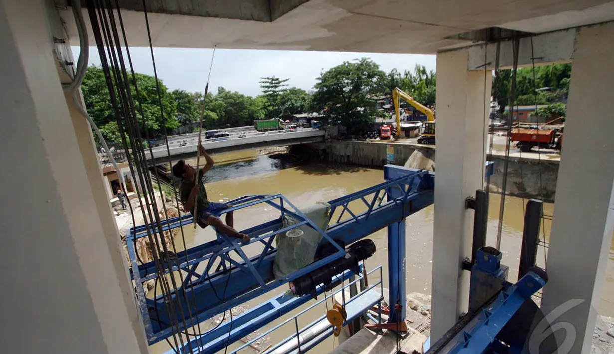Proyek penyelesaian penambahan Pintu Air Manggarai, Jakarta, Senin (29/12/2014). (Liputan6.com/Faizal Fanani)