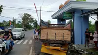 Sebuha truk menabrak pengendara sepeda motor yang sedang berteduh, 1 orang tewas di Banyuwangi (Hermawan Arifianto/Liputan6.com)