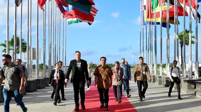 Menko Marves (Menteri Koordinator Bidang Kemaritiman dan Investasi) Luhut B. Pandjaitan menyambut kedatangan CEO SpaceX dan Tesla Elon Musk di Bali. (Dok: Biro Komunikasi Kemenko Bidang Kemartiman dan Investasi).