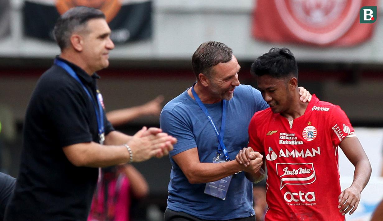 Pemain Persija, Resky Fandi Witriawan (kanan), merayakan gol yang dicetaknya ke gawang Bali United bersama pelatih Persija, Thomas Jens Uwe Doll, dalam lanjutan BRI Liga 1 di Stadion Patriot Candrabhaga, Bekasi. Minggu (15/1/2023). (Bola.com/Arief Bagus).