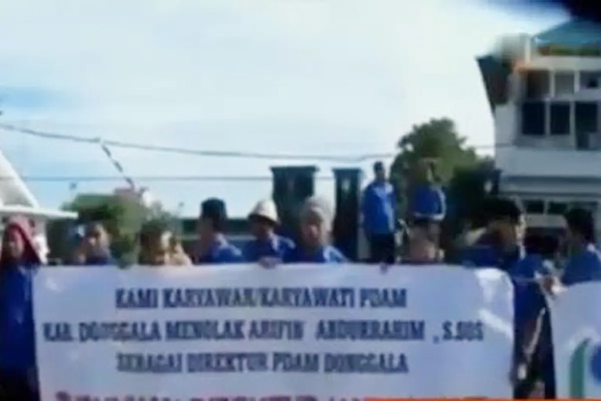 Ratusan Karyawan Tuntut Dirut PDAM Uwe Lino Mundur 