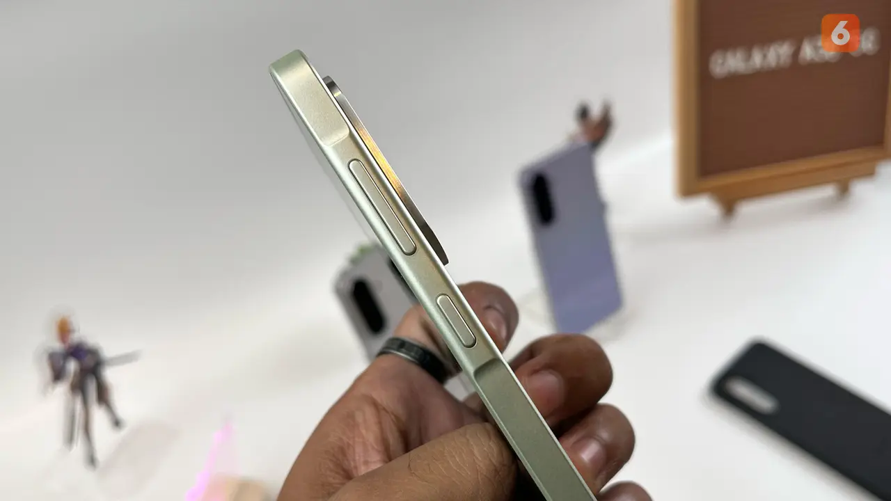 Tombol Daya & Tombol Volume Samsung Galaxy A36 5G. Liputan6.com/Reanthonio Oktovier Sinanu