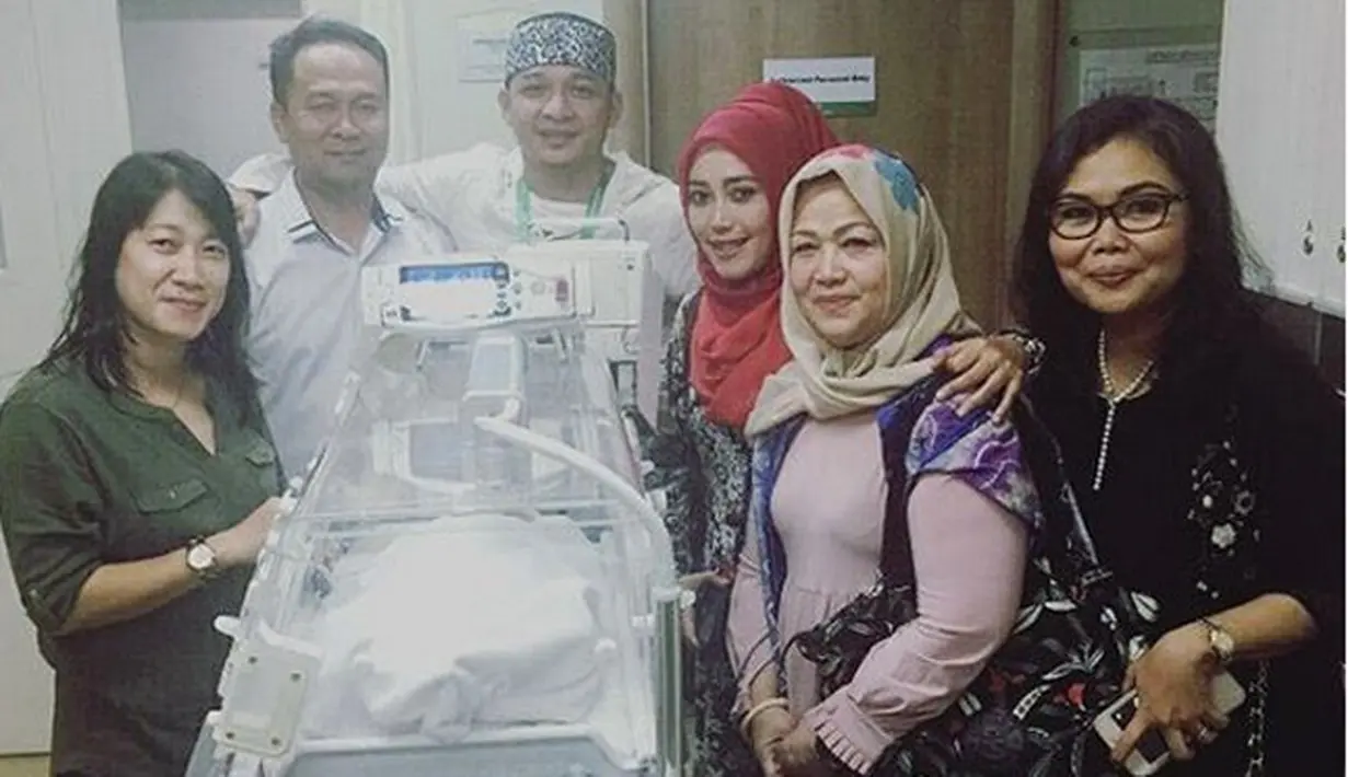 Lengkap sudah kebahagiaan Pasha Ungu dan Adelia Wilhelmina. Bertepatan dengan hari Kartini yang jatuh tanggal 21 April, Adelia melahirkan seorang putri cantik. (Instagram/adeliapashaofficial)